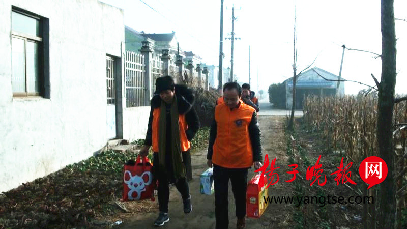 新年送温暖 爱心人士情系孤贫儿童