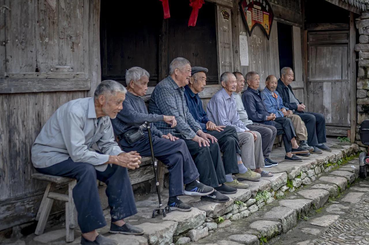 我也是从农村走出来的孩子，如果村里的老人问我在哪上班，工资多少，我并不会生气，因