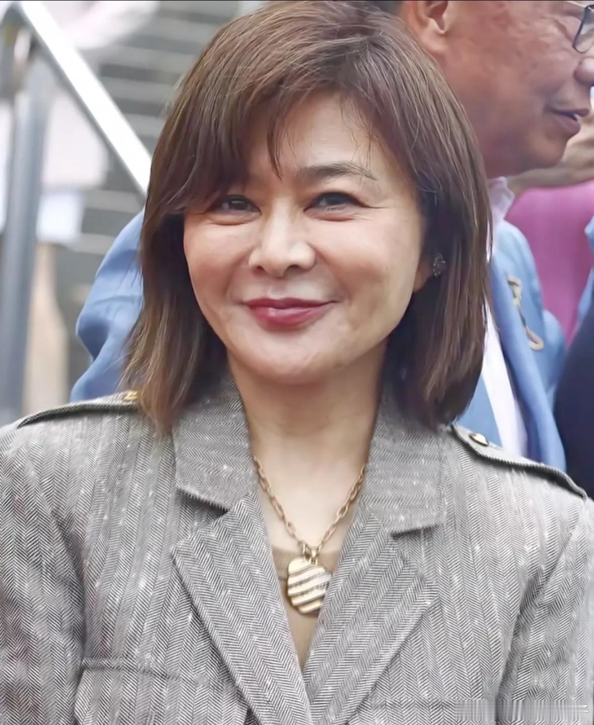 岁月这把“杀猪刀”，似乎终究还是在关之琳的脸上留下了痕迹。如今能看到，她的脸部