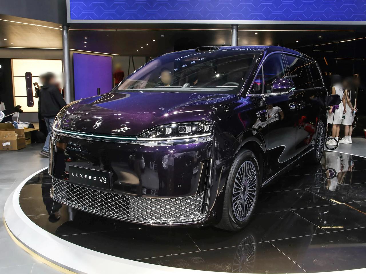 北京车展上，如果要找一个排队最长、老外媒体最多的展台，鸿蒙智行展台的智界V9一定