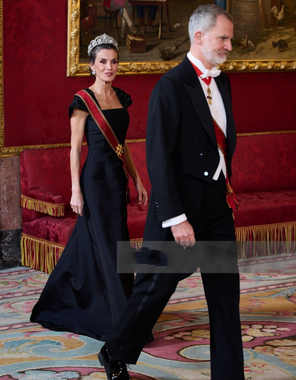 西班牙国王夫妇出席欢迎宴会，莱蒂齐亚穿礼服戴皇冠是高贵，就是瘦得有点儿弱不禁风！