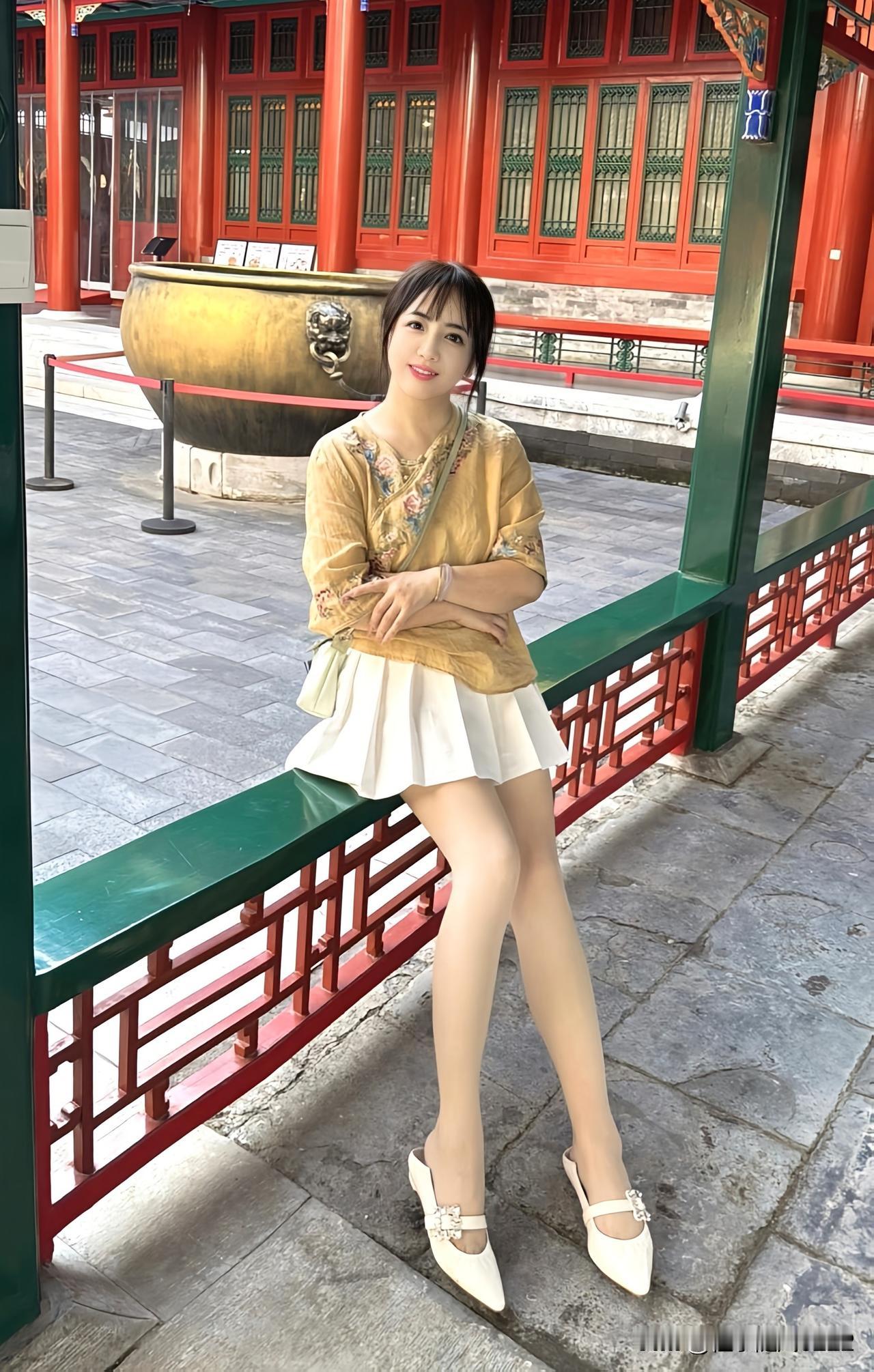 红墙绿瓦映古韵美人倚