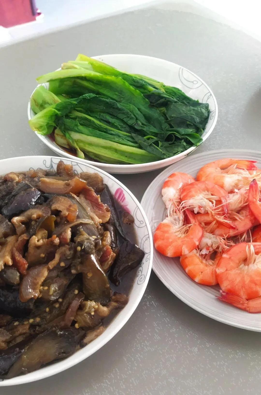 不上班真的好丢脸。邻居大妈跟说的一句话。她逮我瞅了半天：你不上班么？我说失