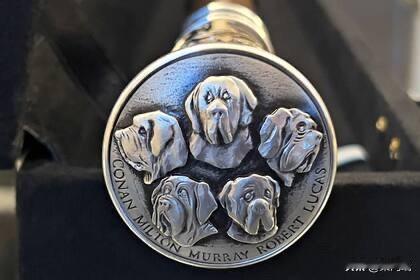 阿根廷总统哈维尔·米莱宣誓就职时，使用的总统权杖顶端刻有科南和他的另外4只（