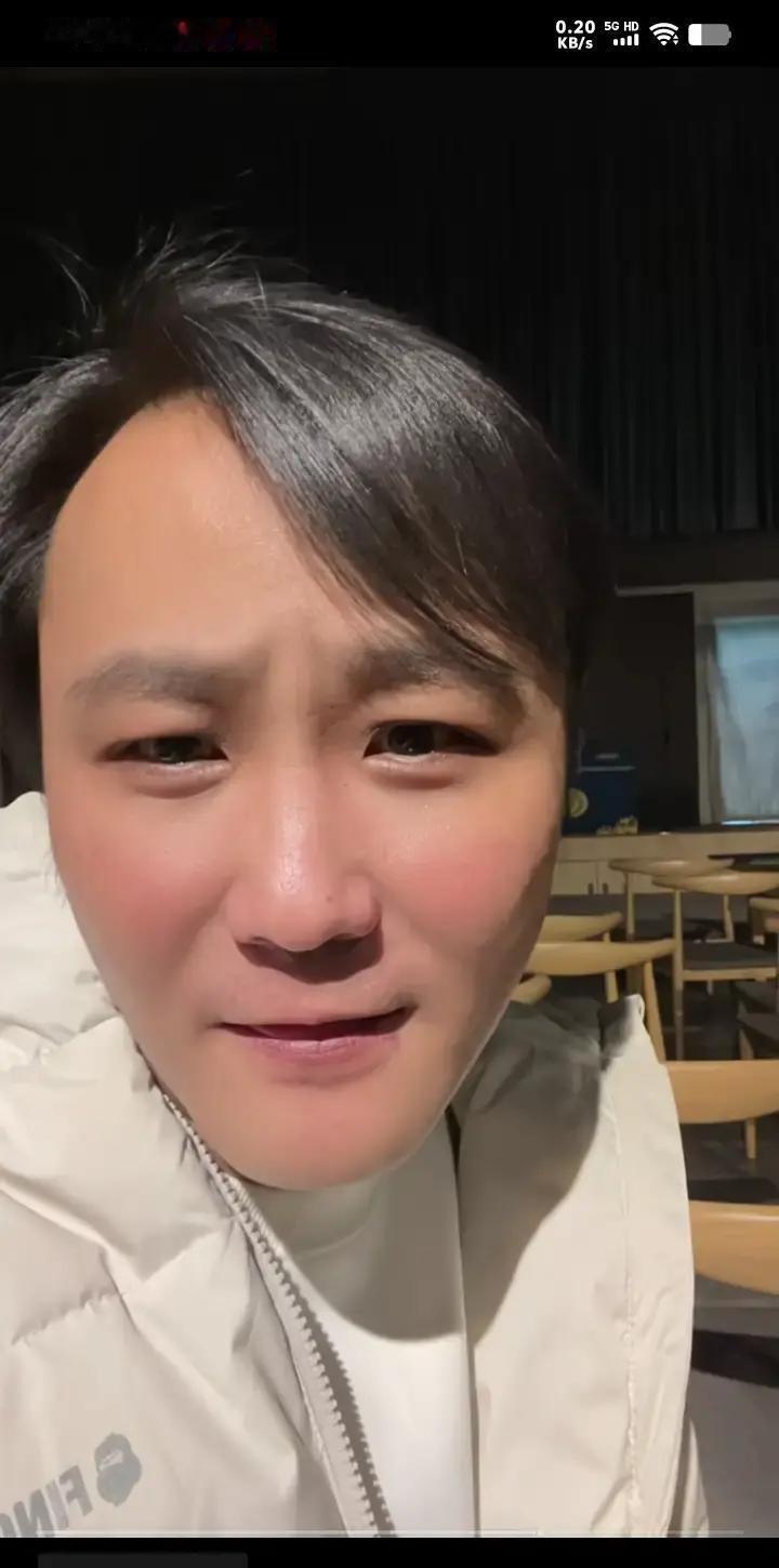 31次返场！相声圈炸锅了昨晚小剧场灯没灭，观众不走，闫忠海硬是把返场从20