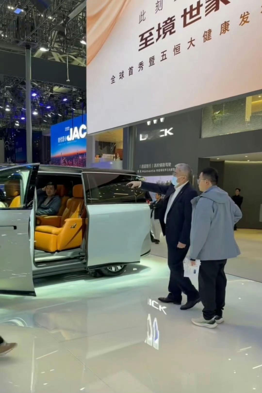 奔驰段建军也来看别克至境世家了。看来别克高端MPV成功的引起了奔驰老总的注意，