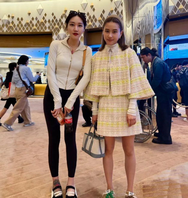 35岁何超莲近日在澳门被网友偶遇并合影生图曝光后引发全网热议，彻底打破了“赌王