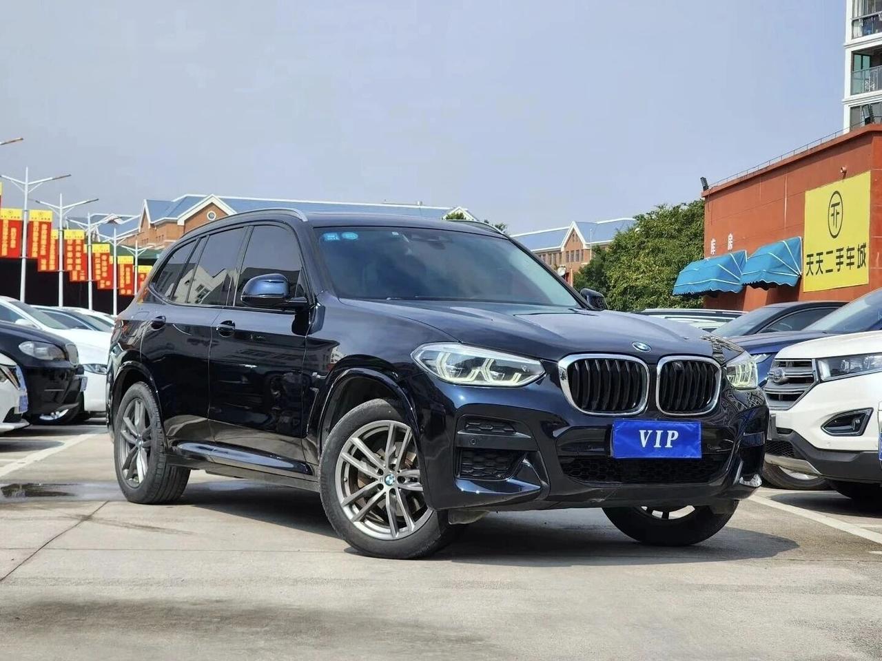 17万买二手宝马X3，是圆梦还是负担？走进二手车城，一台黑色宝马X3很显眼。