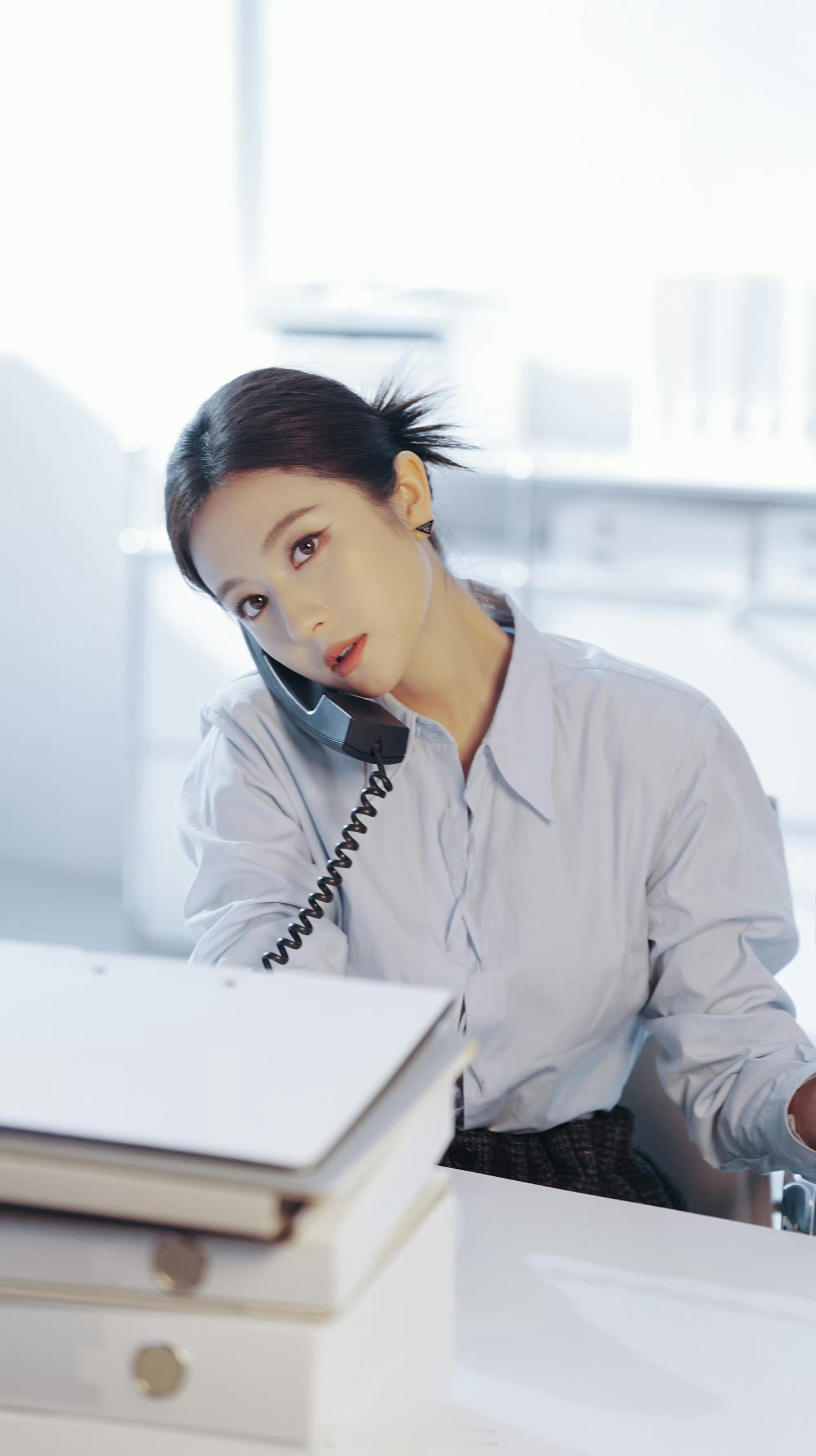 李兰迪职场高智感秒了兰迪姐这气场，我直接封她为职场女王！这专注的眼神，我已经