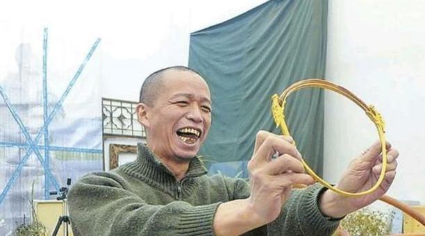 2008年，何云昌将自己的一根肋骨取出来，做出成项链，分别送给5个不同的女性，他