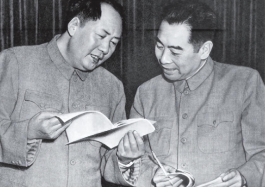 1975年，毛主席与周总理双双身患重病，主席问总理：江山要谁来守？在1974