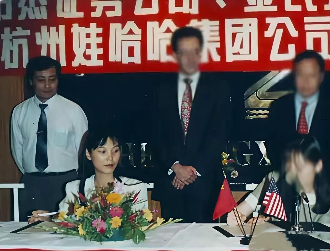 杜建英年轻长的很好看，而且有文化，宗老那爱慕的眼神骗不了人。如果不是真的爱，宗老