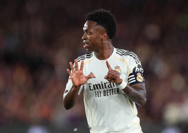 维尼修斯的续约僵局，现在越来越焦灼。皇马开出年薪2200万欧的新合同，但距离小熊