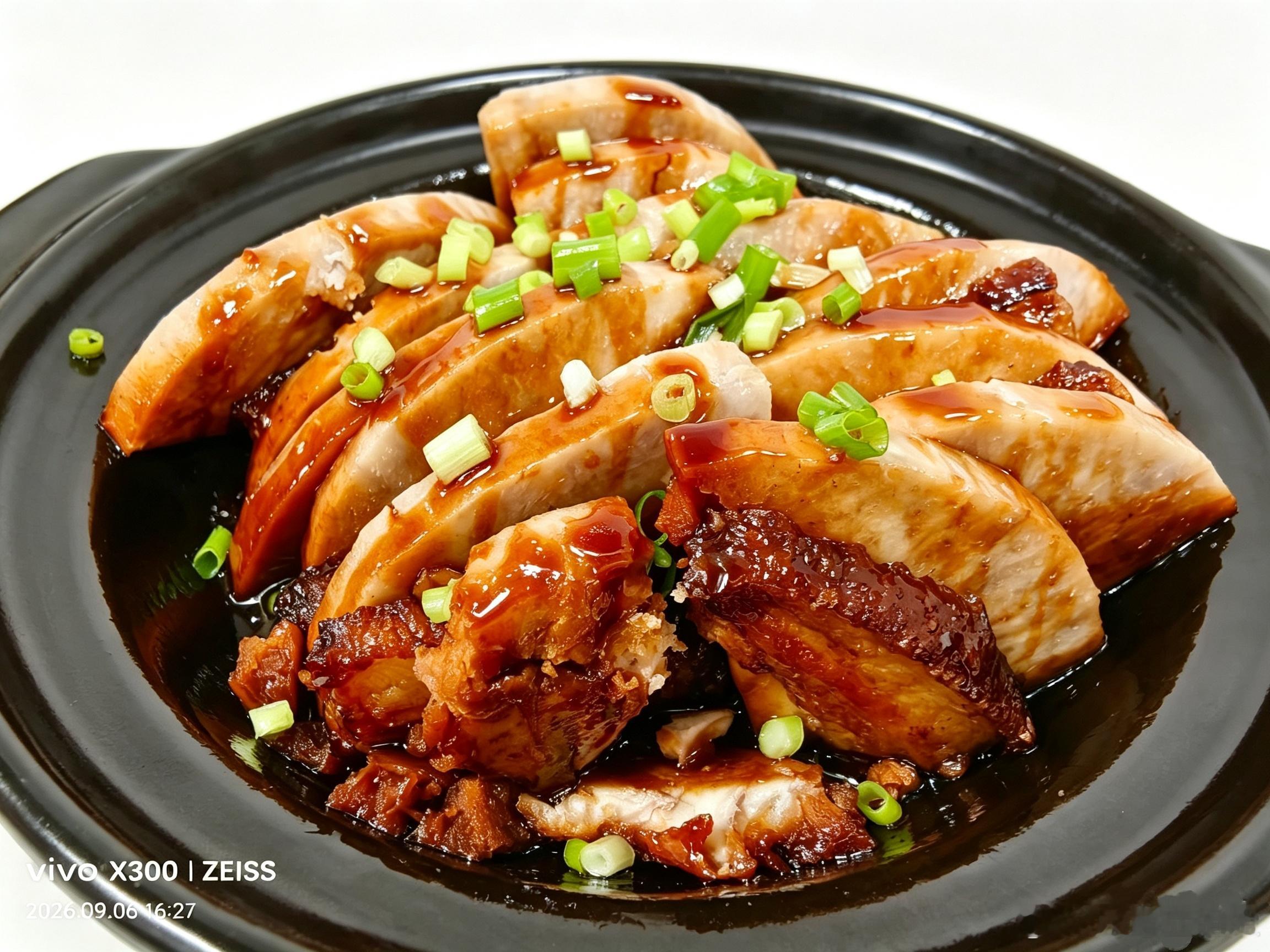 早上醒来，忽然就馋上了芋头烧五花肉，念想一冒出来，馋虫就被勾起来了，当即下单了五