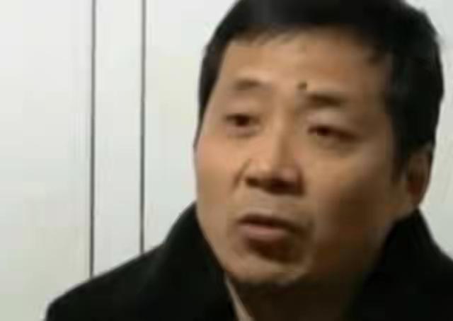 河南民警梁绍波因买风扇零件，让3岁女儿独自在家，仅几分钟孩子追出失踪。此后23年