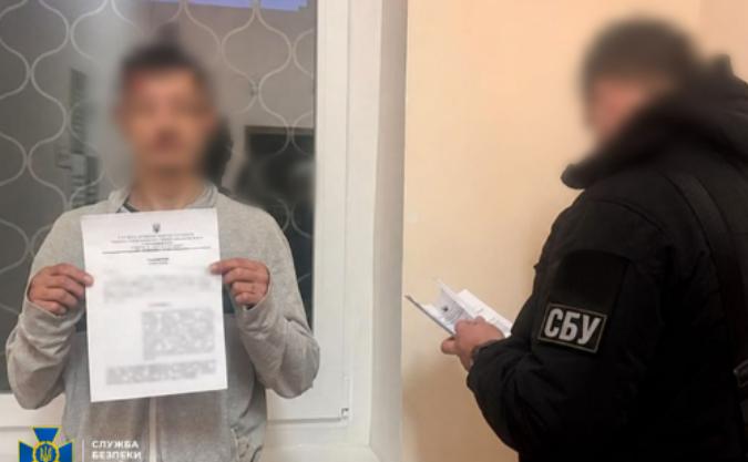 这件事情太过离奇，一名和部队走散的俄军士兵，闯进房间扫射杀死5名正在睡觉的乌