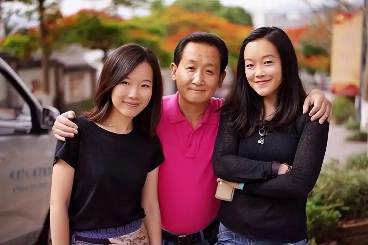 演员梁天跟媳妇孙凤英，费劲巴力拉扯儿子20年，2010年孩子考进北大读英语，分数
