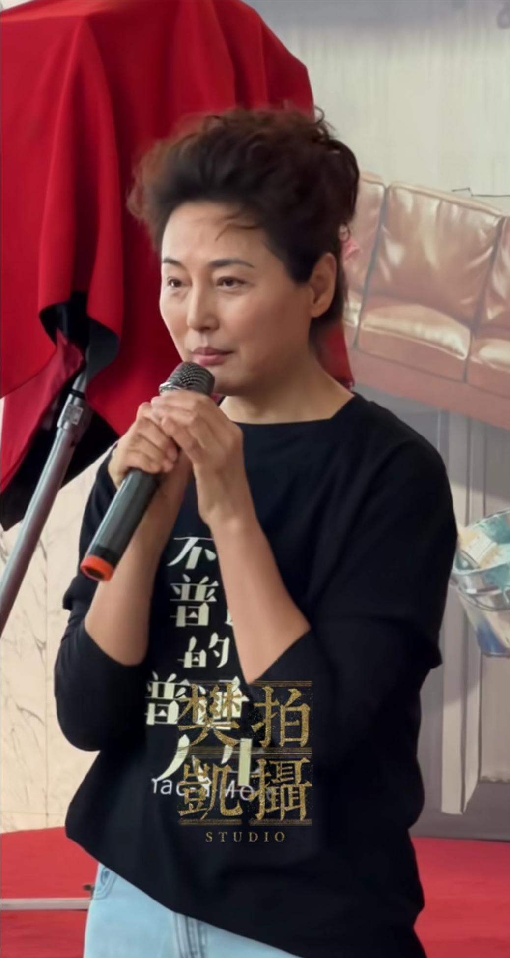 曾经的大美女也老了，岁月催人老，不管你年轻多漂亮，还是经不起岁月的洗礼。