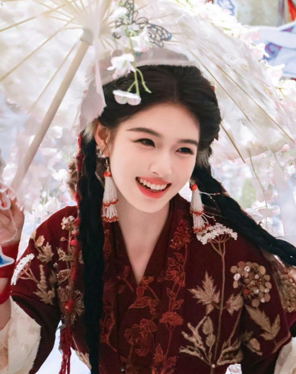 郭敬明把艾米婴儿肥减没了原著设定：桃夭在原著中本就是14-15岁纤细灵动的少女形