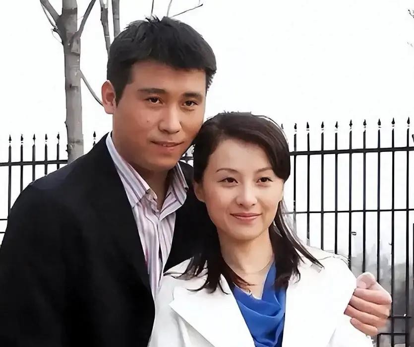 那期节目里，他和胡军聊起各自家庭花销，李乃文一句轻描淡写的话，把妻子的生活态度带到台面上。胡军接着说