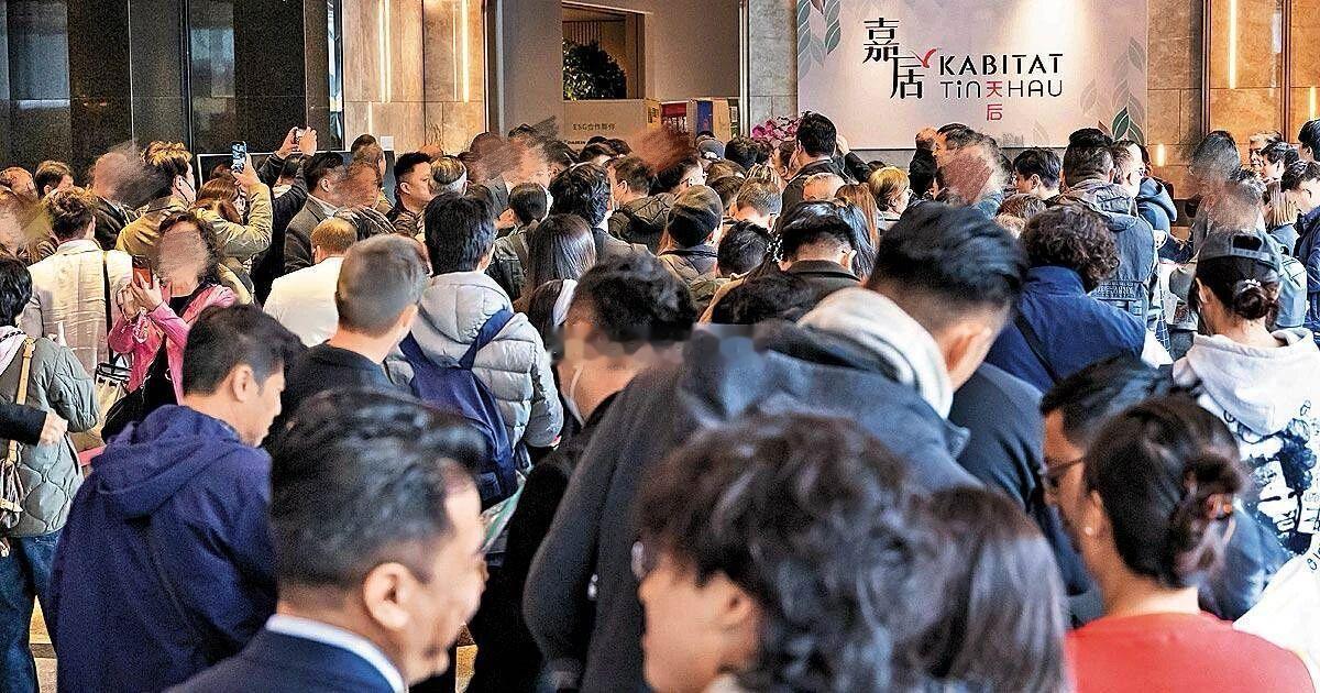 1月以来的香港楼市，多个新盘开售，基本都是当天就被抢光了。。楼市第一线