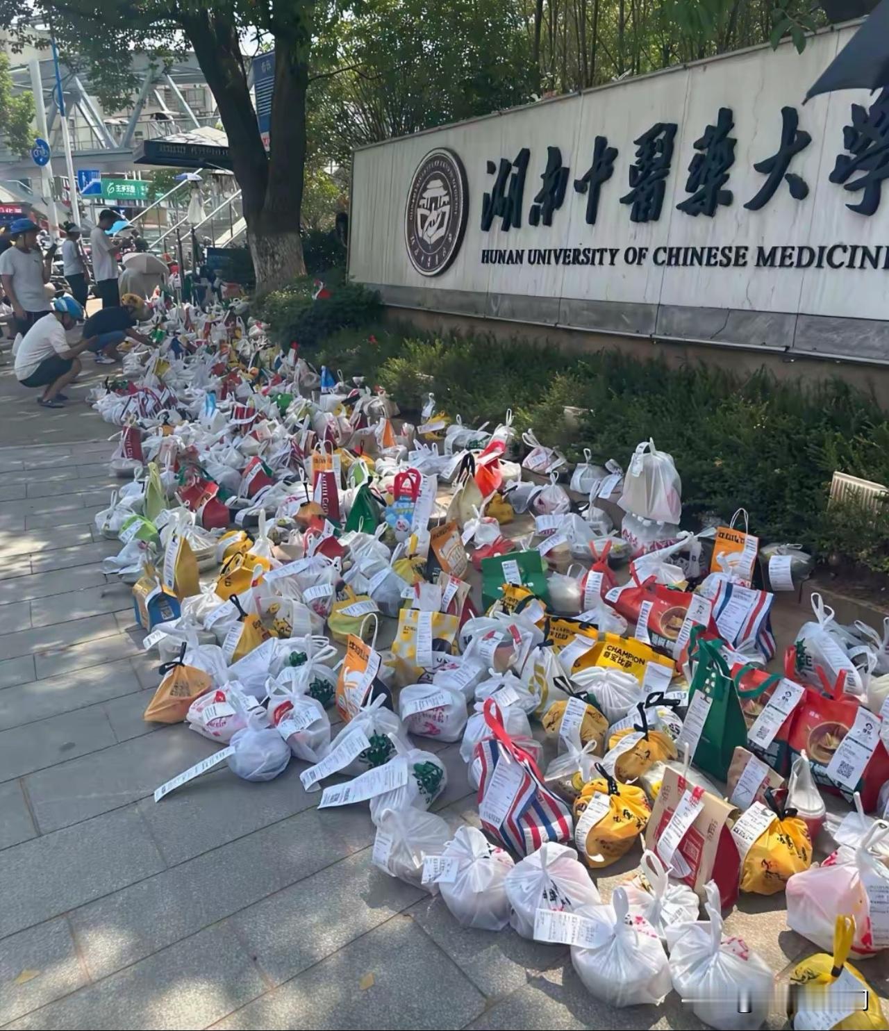 现在的学生们都不好好在食堂吃饭，天天点外卖，一点也不健康。这是某学校门口的外