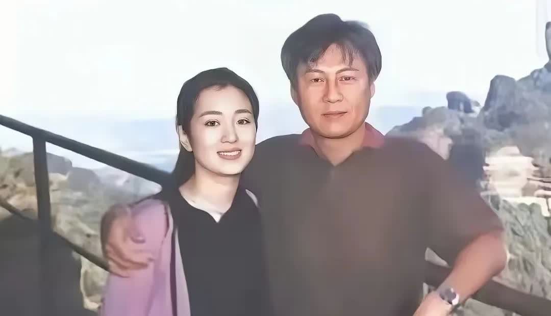 巩俐和第一任丈夫、烟草大亨黄和祥的幸福留影。镜头下的巩俐五官精致灵动，有着标准的