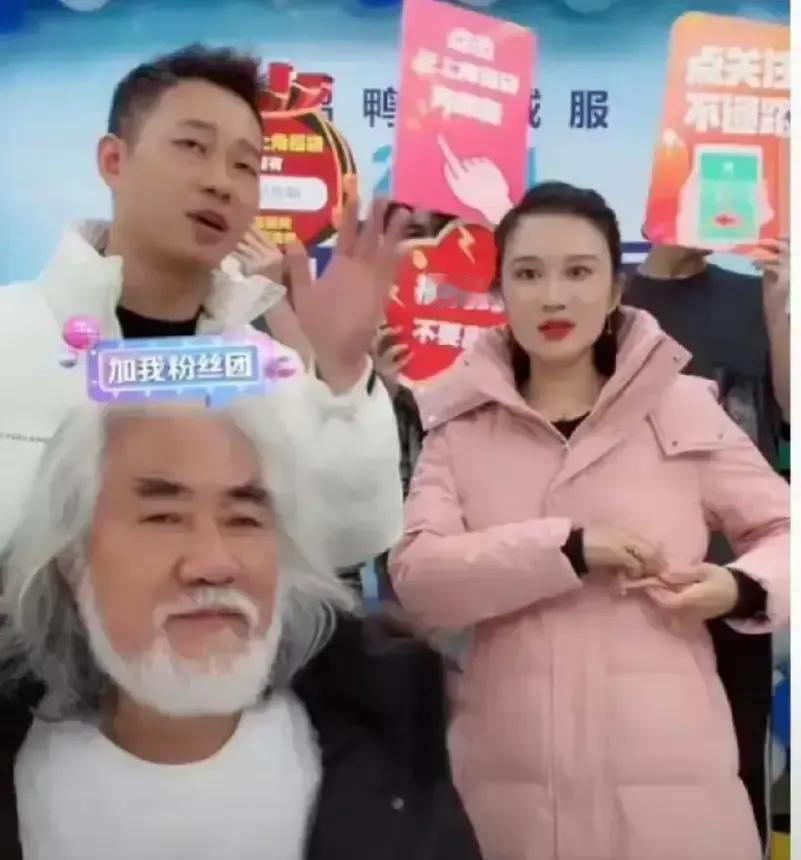 张纪中一晚上卖羽绒服，赚回了半部《天龙八部》的片酬。直播间里，他穿着那件899