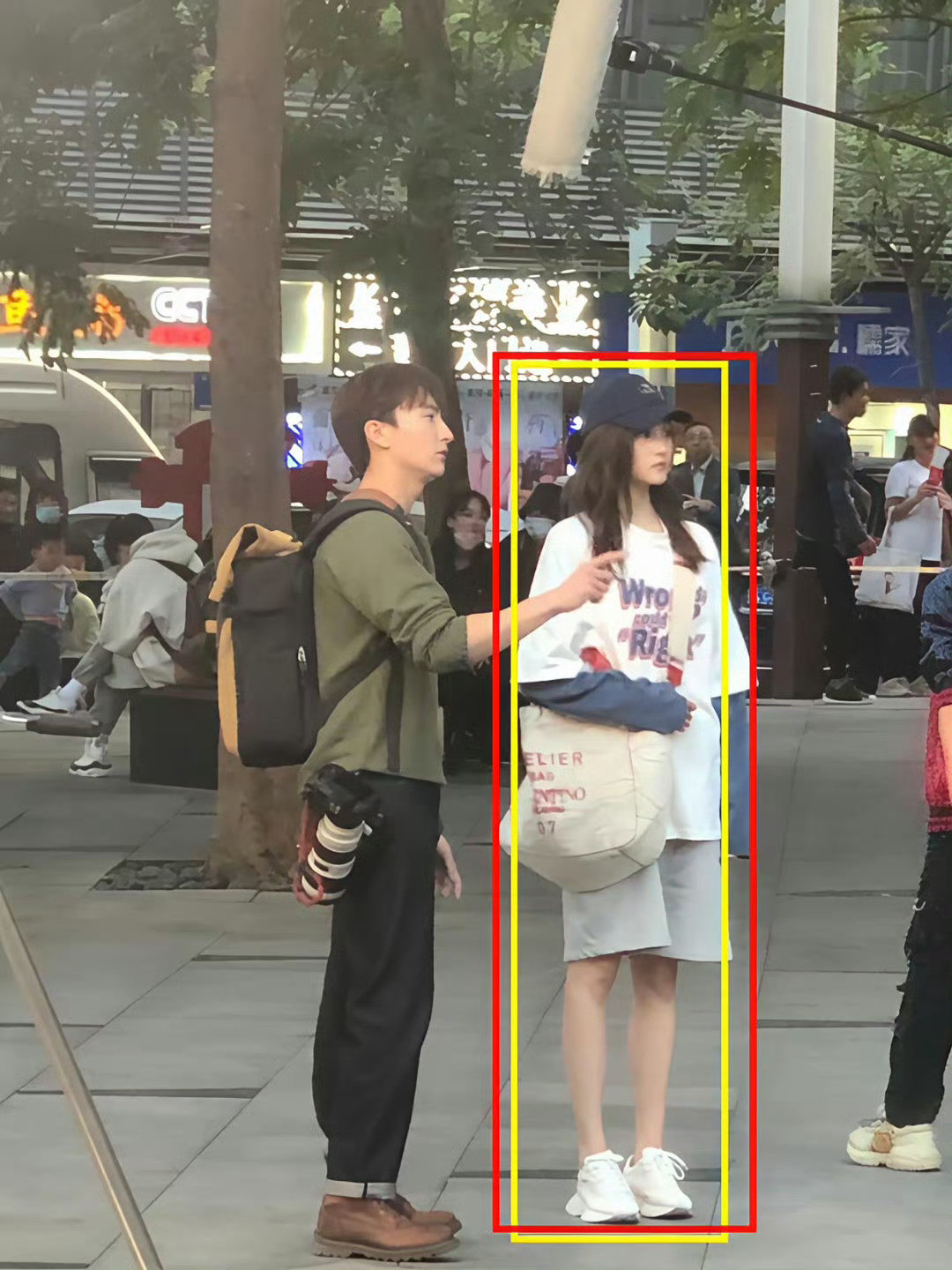 关晓彤这脸好高级，长衫短裤更显大长腿，这身材绝了​​​