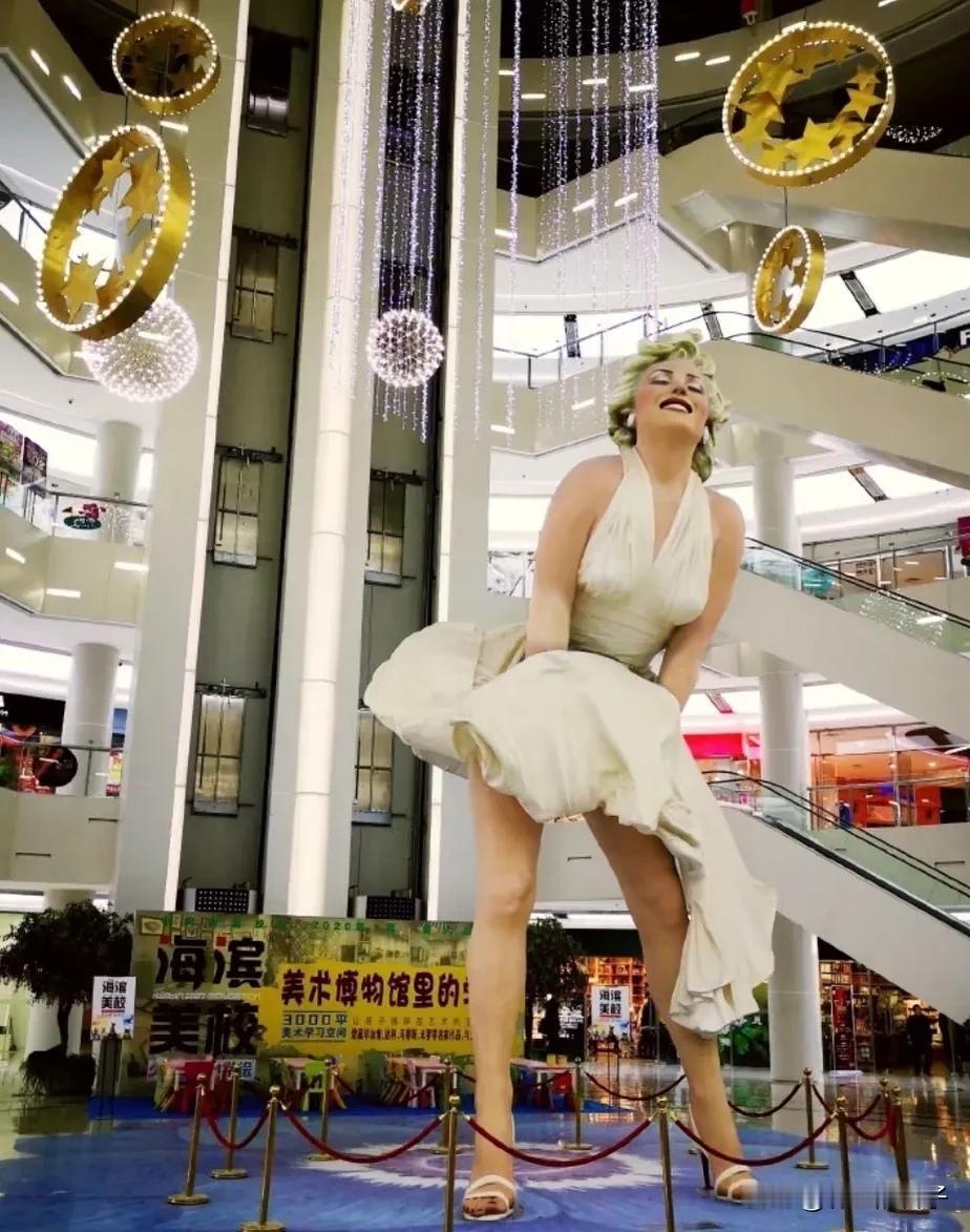 大连8米高梦露雕像悄悄撤走了！网友吵翻：早该挪走，真能吓哭小孩。大连的小伙