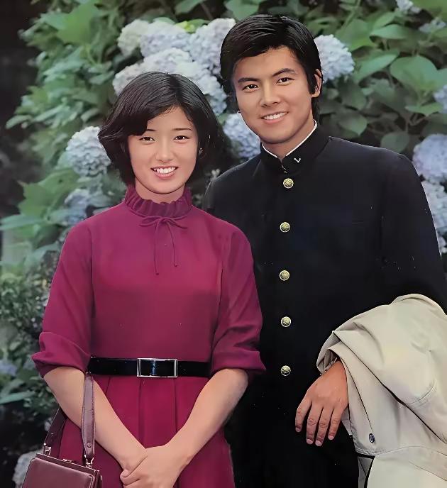 1966年，东京，7岁的山口百惠放学回家，回到那个逼仄的贫民窟，她看到母亲被一个