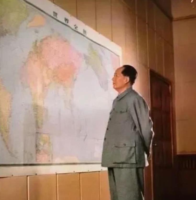 1969年7月，毛主席问高碧岑：“中国北临苏联，南临印度，东临日本。如果他们联合