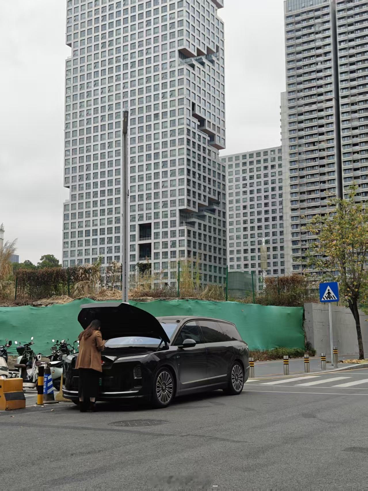 蔚来ES8前备箱，真的优雅呀。在路口等朋友，遇到一个姐姐打开前备箱交接了一份文件