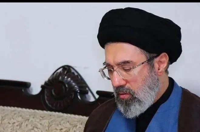 美伊谈崩不到24小时，穆杰塔巴下了命令，伊总统不退让4月26日，德黑兰的空气