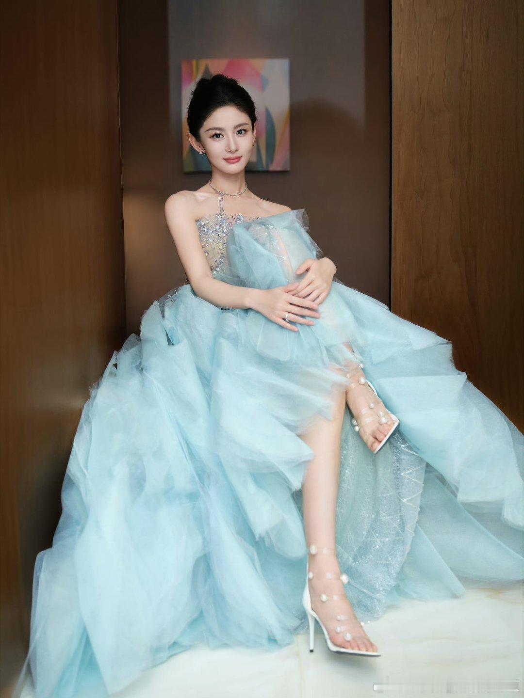 赵晴怎么美成这样了颜值气质双双升级，松弛又有灵气，沉下心走好每一步，在属于自己的