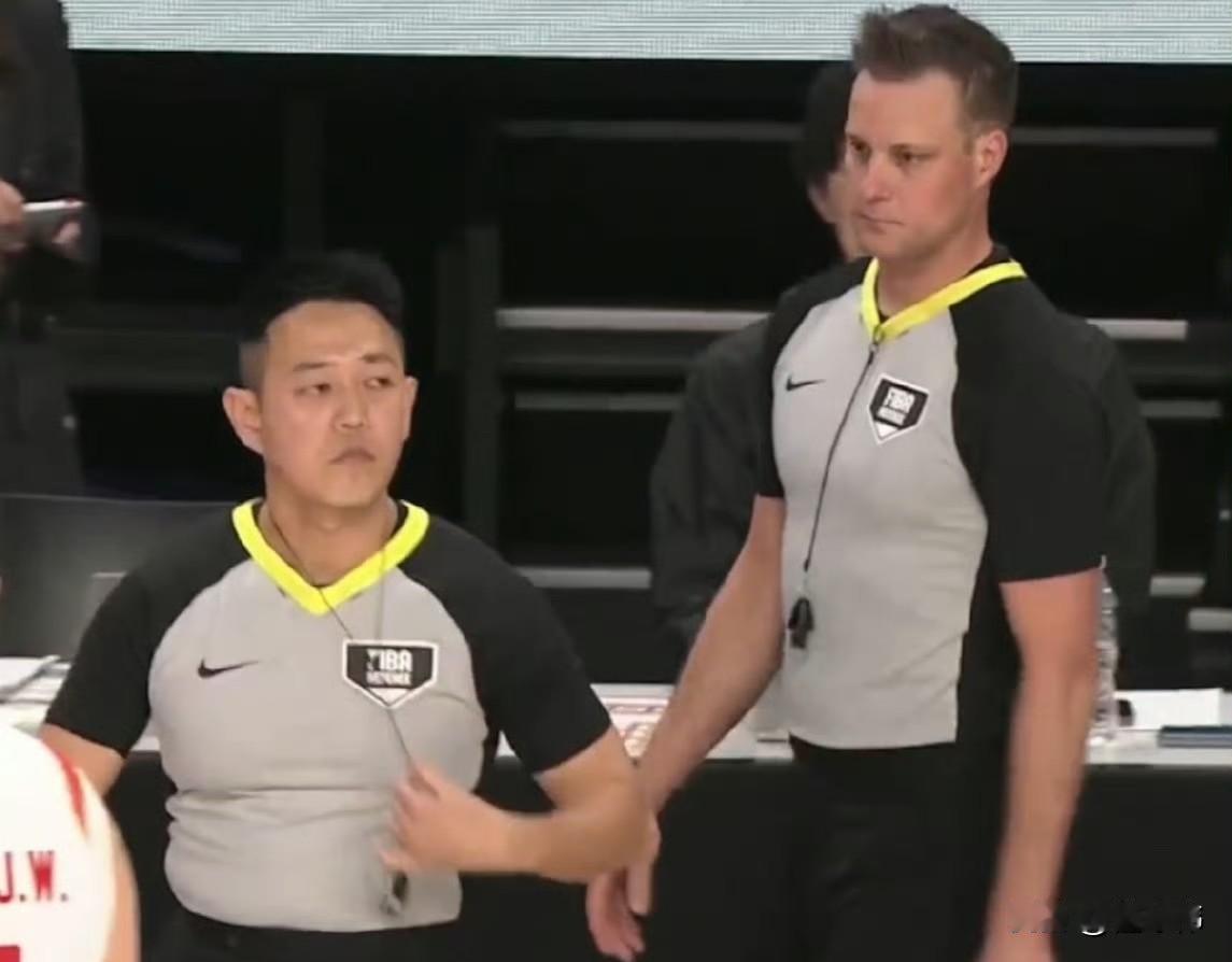 无法无天！杨毅谈裁判吹罚：“这裁判确实是无法无天了。”“非常疯狂。”