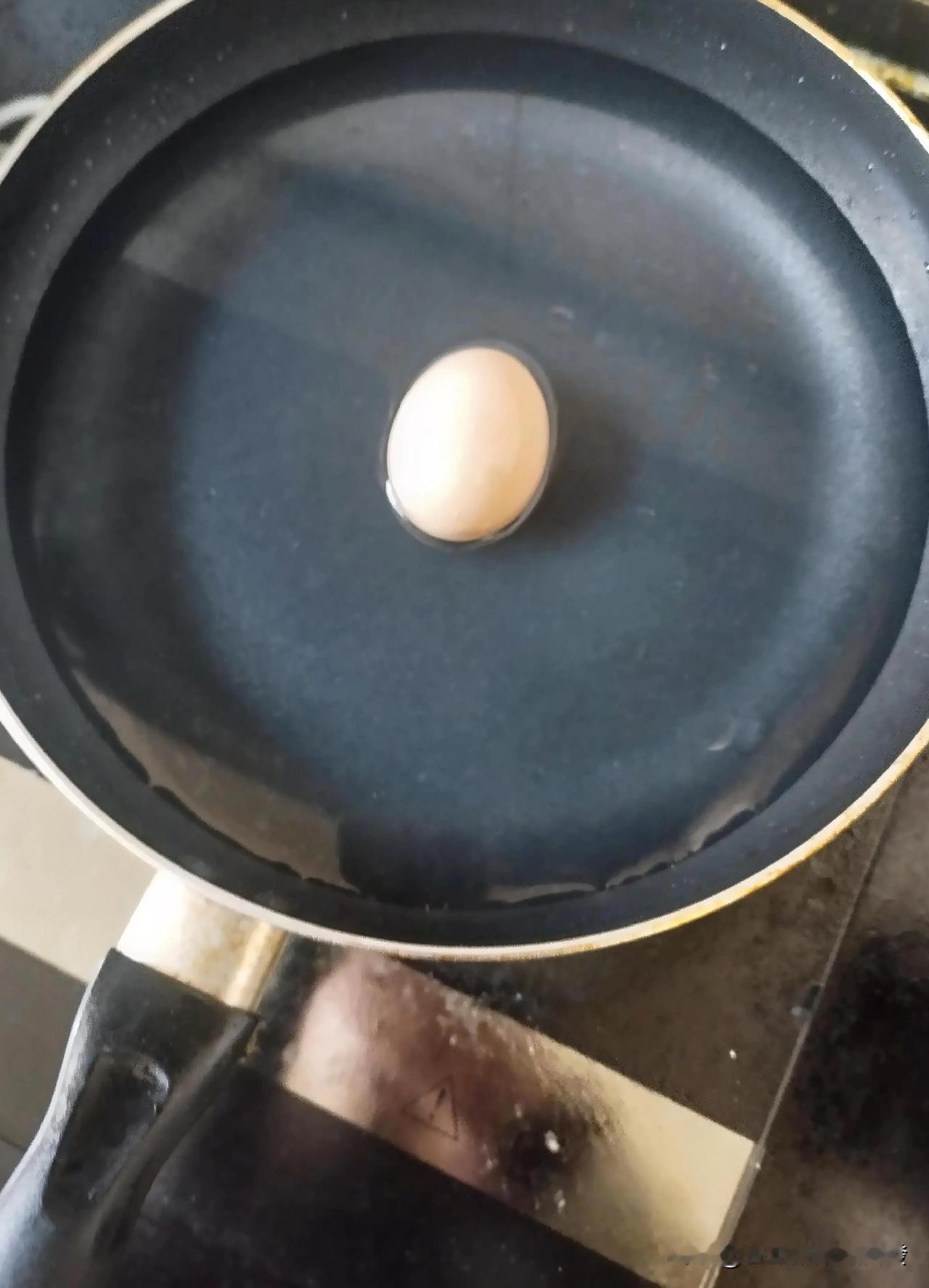 早上6点多送完孩子上学后，回来熬了点小米粥，还煮了2个鸡蛋。我用馒头夹鸡蛋配着粥