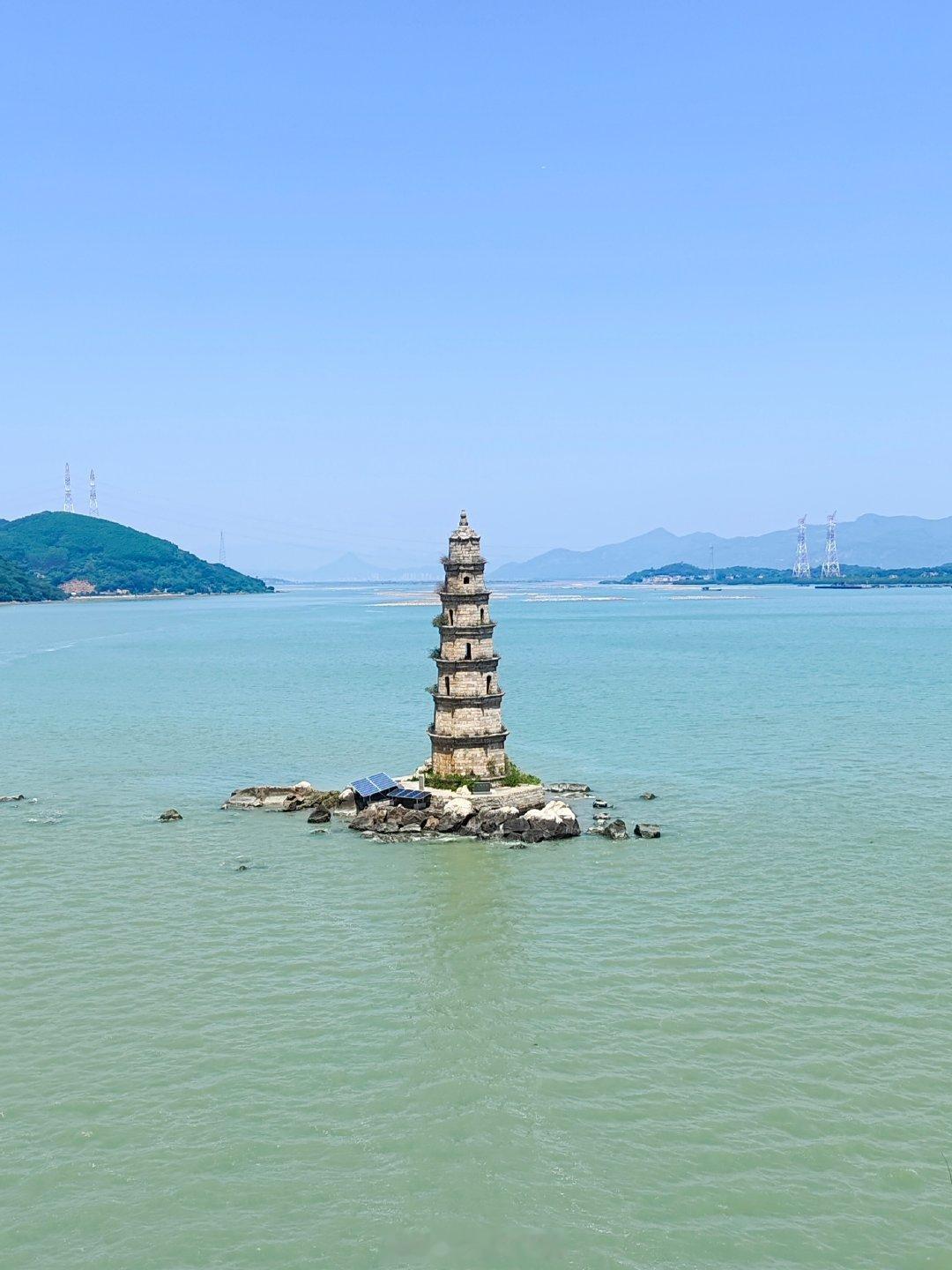 #不赶时间赶海#《漫游东山岛｜赴一场碧海与海鲜之约》福建漳州东山岛，被碧海蓝天与细腻沙滩环抱。海风裹