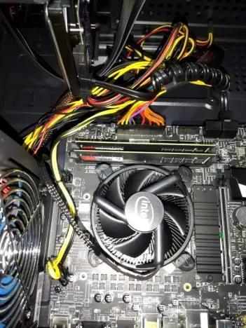 台式电脑组装图文教程需要配件：CPU、主板、内存条、M.2固态硬盘、CPU散热器、电源、机箱、独立显