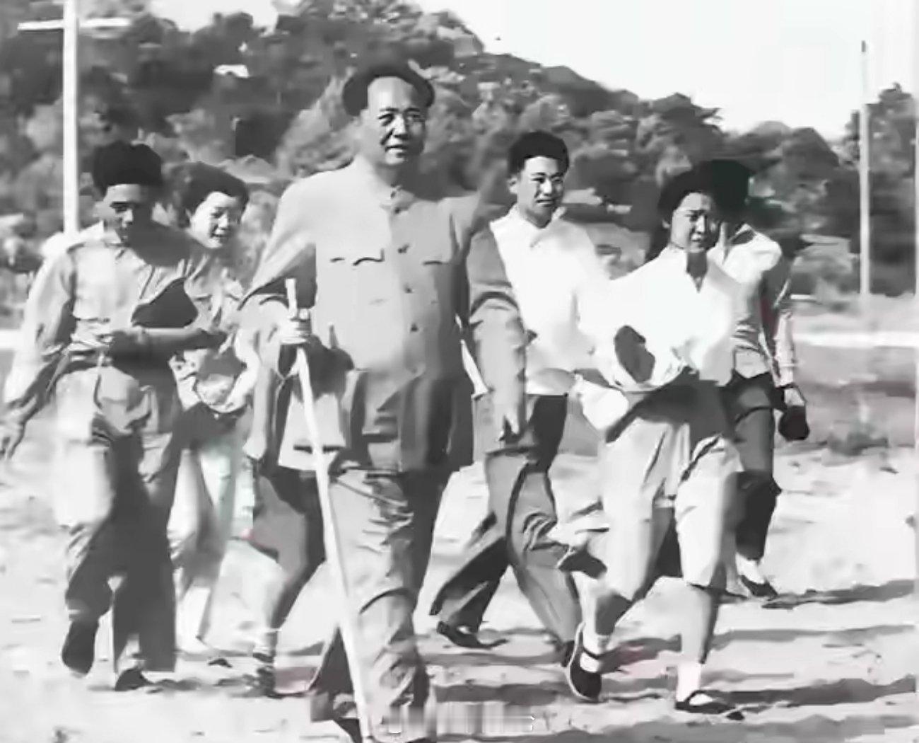 这张照片拍的特别经典，毛主席手拿竹拐杖，大步流星，走路带风。