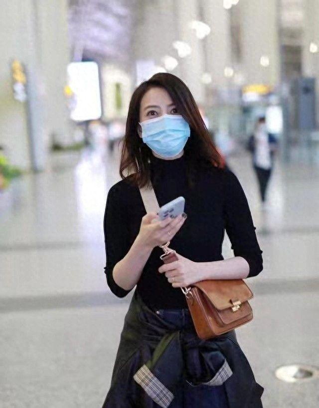 高圆圆家庭背景、颜值、衣品都不简单！针织开衫配牛仔裤，皮衣系腰超吸睛