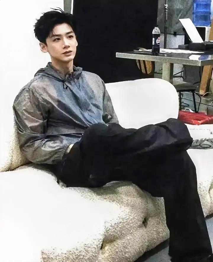 我估计很多资本大佬不喜欢白敬亭，原因很简单，不是演技不行，也不是长得不够帅，而是