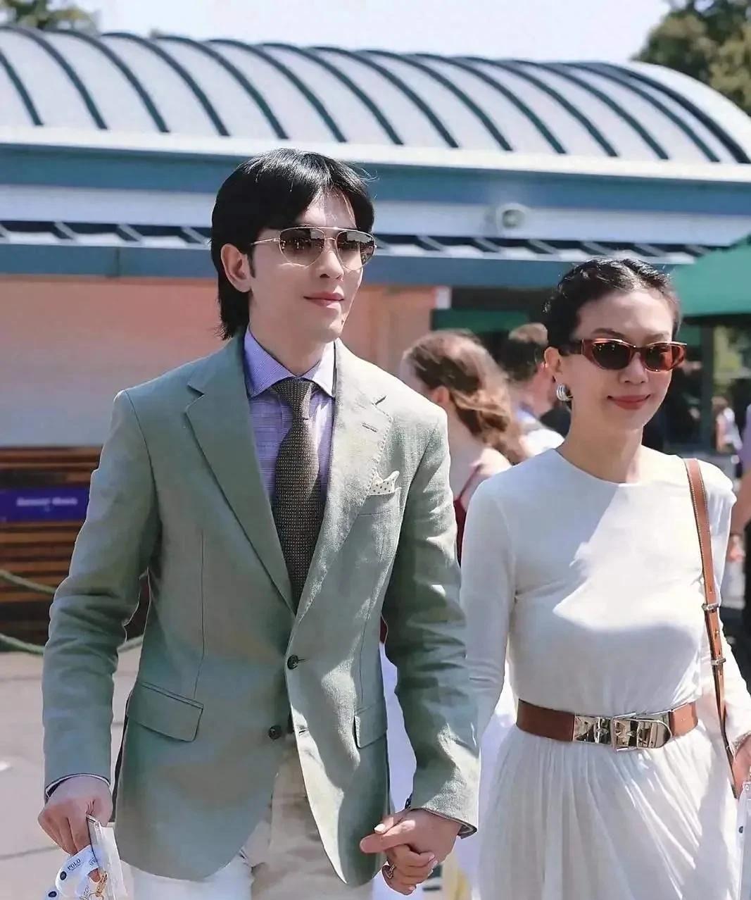 萧敬腾现在真是走到哪都离不开老婆。