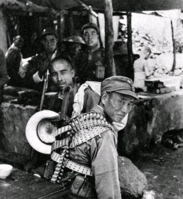 1938年10月的一天，陕军战士们伏击了日军一辆卡车，当战士们攀爬上卡车车厢后，