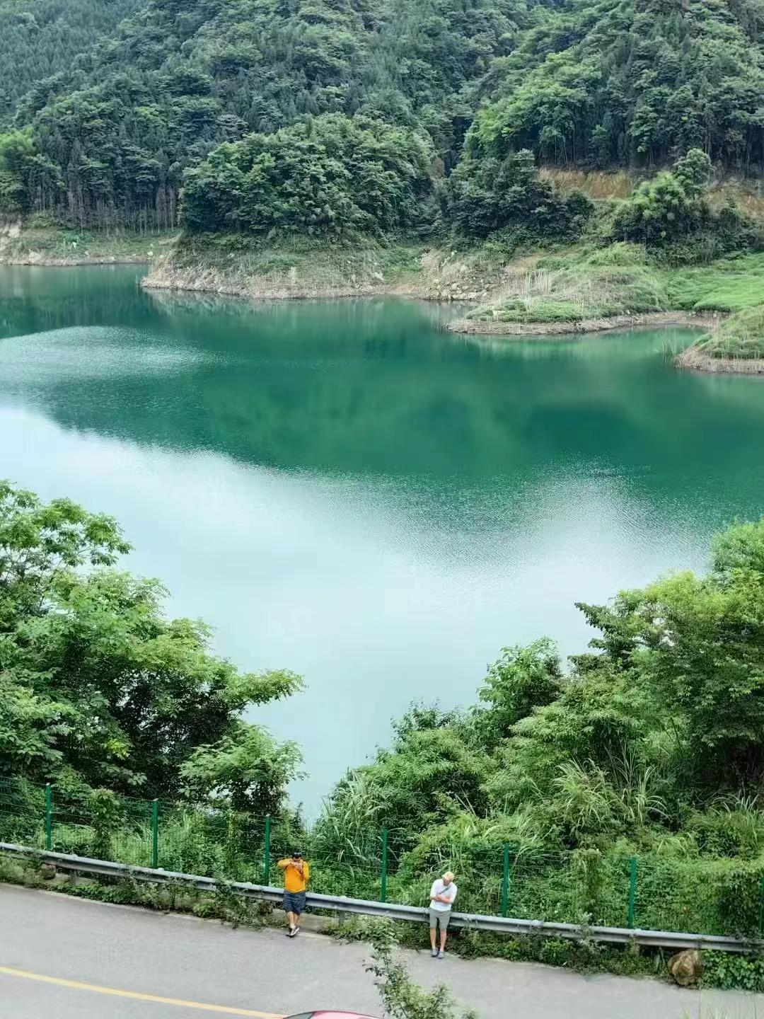 成都1.5h可到→藏在山野间的冰川湖一汪碧蓝湖水被青山环抱徒步吸氧、露营野
