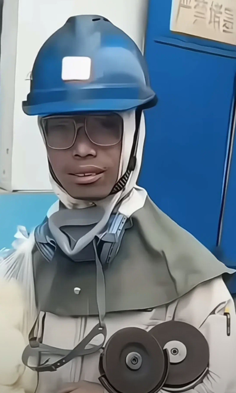 白天焊工晚上舞帝人称“焊舞帝”，在短视频上应该很多人都有刷到过他，他最吸引眼