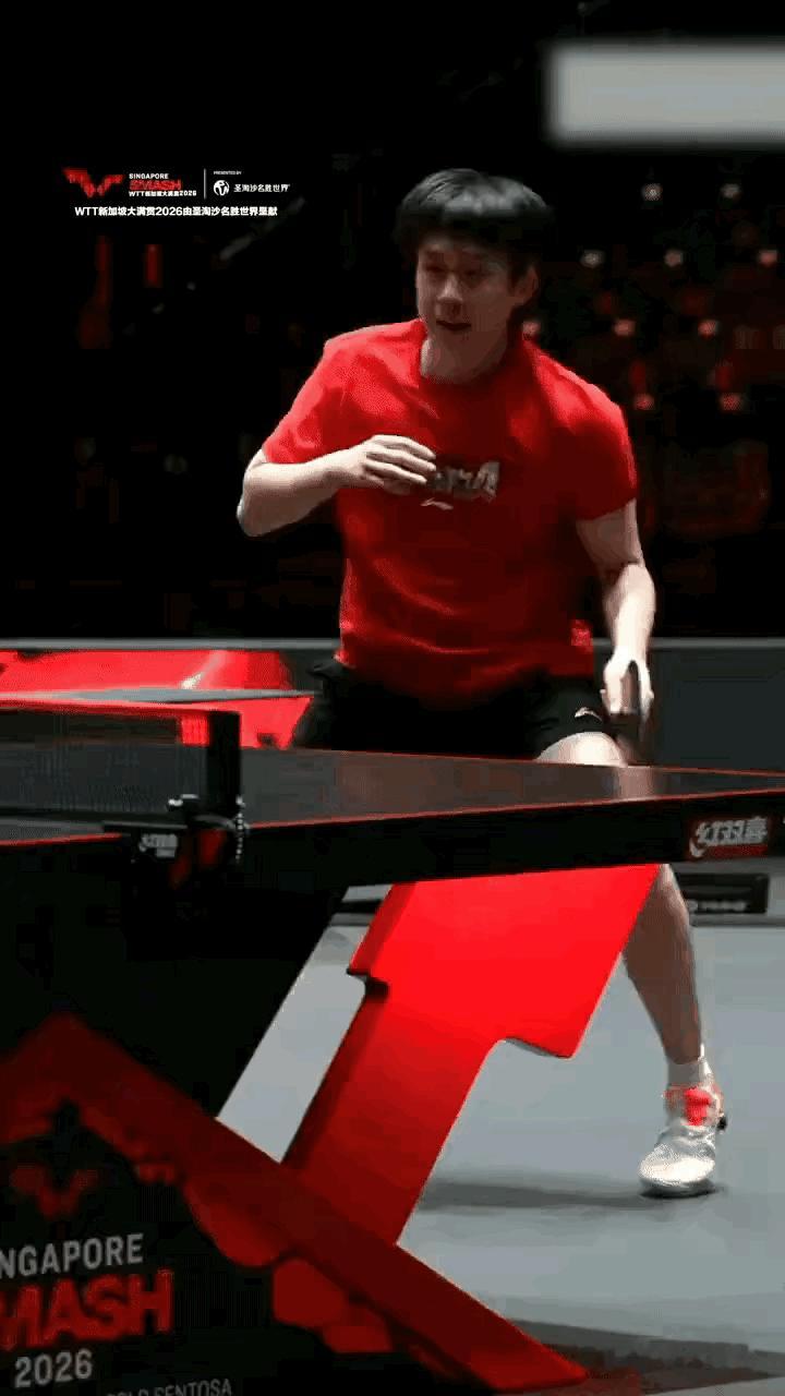 王楚钦变化很大，这一点还真没想到！！昨天楚钦的机场照，白色上衣配牛仔裤，又高又壮