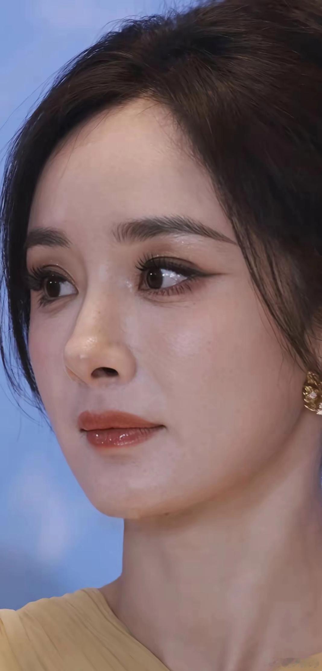 杨幂怼脸直拍质感拉满，五官精致立体，生图颜值依旧能打