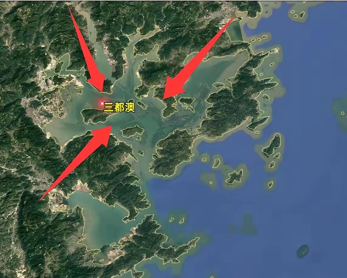 中国发现一个能停靠上百艘航母的深水港，位置太关键了！ 说到深水港，大家可能都