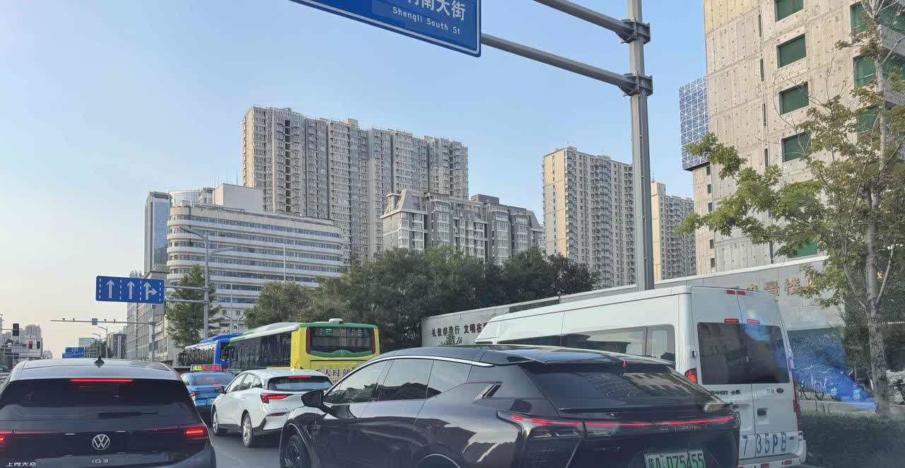 石家庄中华大街上看到的，这是啥车啊？看着很帅气，尤其是后尾部感觉很有杀气